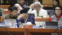 Sesekali Ketua KPK Agus Raharjo memegang keningnya saat rapat.