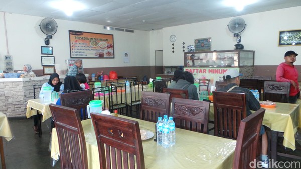 Rumah makan ini seperti tidak pernah sepi. Pengunjung datang silih berganti dari beragam kalangan. Tua muda, semuanya doyan nasi kuning (Wahyu/detikTravel) Rumah makan ini seperti tidak pernah sepi. Pengunjung datang silih berganti dari beragam kalangan. Tua muda, semuanya doyan nasi kuning (Wahyu/detikTravel)