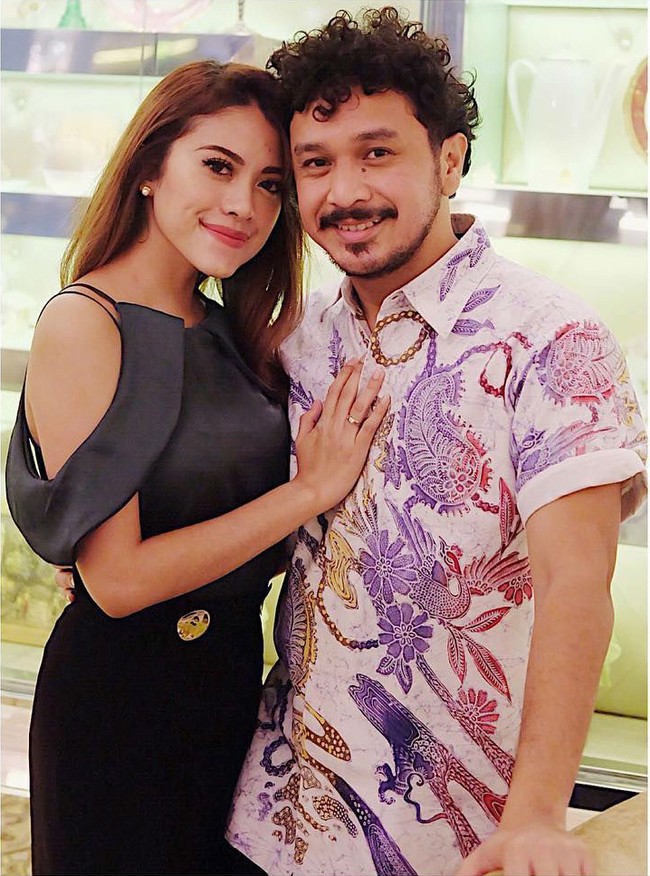 Vokalis band yang terkenal dengan rambut keritingnya yaitu Giring Nidji menikahi janda cantik anak satu yang bernama Cynthia Riza. Foto: Instagram