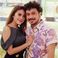 Vokalis band yang terkenal dengan rambut keritingnya yaitu Giring Nidji menikahi janda cantik anak satu yang bernama Cynthia Riza. Foto: Instagram