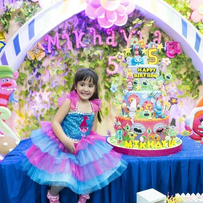 Mikhayla berpose bersama kue ulang tahunnya yang dibuat dengan dekorasi Trolls. Foto: Dok. Instagram