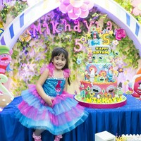 Mikhayla berpose bersama kue ulang tahunnya yang dibuat dengan dekorasi Trolls. Foto: Dok. Instagram