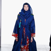 Dengan hadirnya koleksi busana muslim di NYFW bisa membantu meredakan pandangan miring tentang Islam. Foto: Getty Images