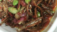 Ikan asin bilis yang renyah gurih memang jodohnya cabe dan petai. Rasanya pedas, gurih dan renyah sedap. Foto: Istimewa