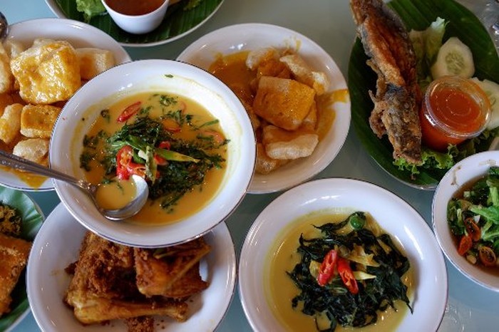 Amboi! Sedapnya 10 Nasi Padang Enak Berlauk Komplet yang 