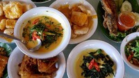 Pagi Sore yang ada di kawasan Cipete memang punya rasa masakan Minang dan Palembang yang sedap. Ayam pop dan juga ayam bakar di sini memang tak ada duanya. Apalagi ditambah dengan sambal paru dan ati yang sedap pedas. Dijamin kekenyangan! Foto: Istimewa