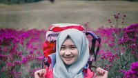 Seakan tak habis tenaga bagi empunya akun Instagram @milahaniva97 untuk mendaki gunung. Sejumlah gunung di Jawa hingga Sulawesi telah didaki penebar senyum manis ini karena alam telah membiusnya (Dok. milahaniva97/Instagram)