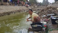 Warga Desa Sujung, Sampawardi dan Tirtayasa, Kecamatan Tirtayasa, Kab Serang terpaksa menggunakan air kotor untuk kebutuhan sehari-hari. (Bahtiar Rivai/detikcom)