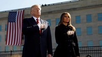Presiden Trump dan First Lady Melania menghadiri upacara 9/11 di Arlington, Virginia. (REUTERS/Kevin Lamarque)