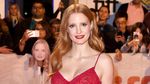 Red Hot! Jessica Chastain di Premier Woman Walks Ahead