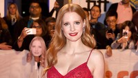 Jessica Chastain berperan sebagai Catherine Weldon dalam film Woman Walks Ahead. Foto: Kevin Winter/Getty Images