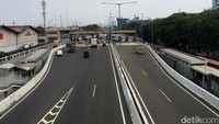 Tol akses Tanjung Priok merupakan salah satu ruas tol bagian dari sistem jaringan tol Jabodetabek lingkar luar, atau Jakarta Outer Ring Road 2 (JORR 2). Dengan panjang 11,4 km, jalan bebas hambatan ini menghubungkan lalu lintas dari JORR ke Cawang, Pluit, dan juga Pelabuhan Tanjung Priok. Nantinya, tarif tol akses Tanjung Priok akan terintegrasi dengan JORR 1. Sehingga dengan begitu, sistem pada ruas tol JORR 1 akan menjadi terbuka, dimana tarifnya akan menjadi satu, tidak lagi sesuai dengan jarak yang ditempuh.