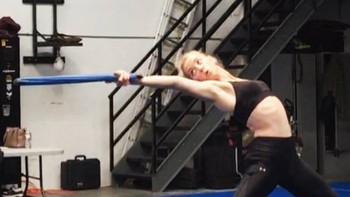 Di foto ini menunjukkan keluwesan Amber Heard. Foto: Instagram Amber Heard