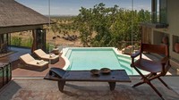 Tidak hanya kolam untuk umum, traveler yang ingin mendapatkan privasi lebih juga dapat menyewa resort pribadi dan tidak kalah keren pemandangannya (Four Seasons)