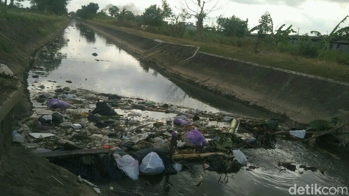 Selokan Mataram di Sleman Penuh Sampah, Pengelola: Tobat!