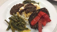 Aneka rempah yang sedap gurih dalam hidangan nasi padang tak pernah gagal membuat nafsu makan meningkat. Apalagi jika dipadukan dengan nasi hangat, serta guyuran kuah gulai dan sambal ijo.