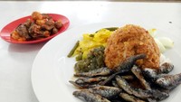 Rumah Makan Mekar Jaya yang ada di kawasan Mampang bisa jadi pilihan tempat makan siang maupun makan malam. Seporsi nasi dengan aneka lauk yang enak bisa jadi pilihan. Makan dengan nasi hangat dengan tangan. Hmm, enak! Foto: detikFood