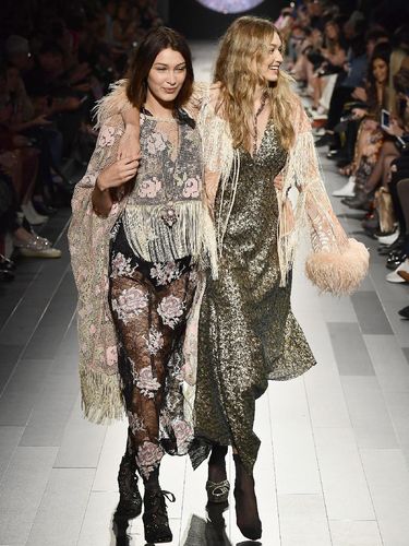 Sister Love! Bella Bantu Gigi Hadid yang Alami Malfungsi Busana di Catwalk