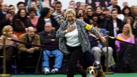 Ekpresi bahagia tidak bisa disembunyikan pemenang dari kategori Best of Breed. Kategori ini dimenangkan Handler Carol dengan anjing lucunya yang berjenis Beagle (Carlo Allegr/REUTERS)