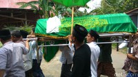 Pemakaman dilangsungkan di Pekalongan. Di mata keluarganya, Husni dan Zakiah adalah pengusaha sukses dan hafiz yang dermawan (Foto: Robby Bernardi)