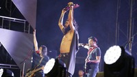 Kelompok Penerbang Roket x Glenn Fredly ternyata sukses menyatukan dua fans beda kiblat musik. Foto: Dicky/detikHOT