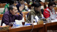 Menanggapi hal tersebut, Wakil Ketua KPK Saut Situmorang menjelaskan mekanisme pengaduan masyarakat ke KPK. Belum selesai dia bicara, Benny memotong ucapan Saut.