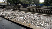 Kepala Dinas Lingkungan Hidup dan Kebersihan DKI Jakarta Isnawa Adji mengatakan Kali Cideng berubah kotor akibat hujan yang mengguyur Jakarta pada Minggu (10/9) malam. (Foto: Rangga/detikcom)