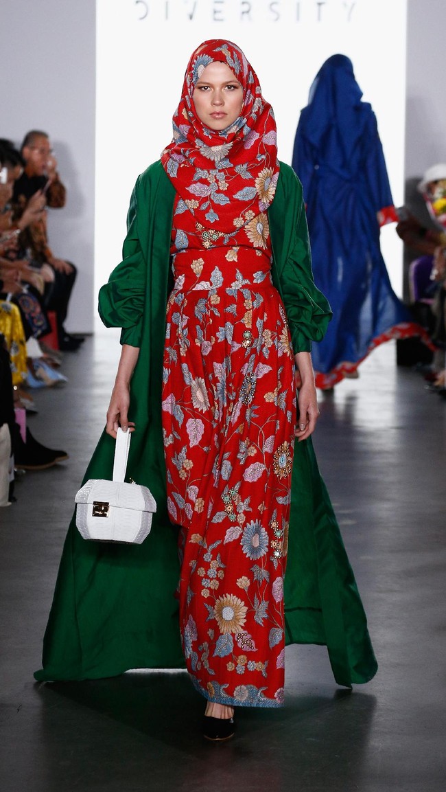 Vivi mempunyai pesan Islami di balik rancangannya, dengan memperlihatkan keragaman abaya. Foto: Getty Images