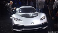 Hypercar pertama yang mengusung teknologi F1 ini diperkenalkan langsung oleh mantan juara F1 Lewis Hamilton, dalam sesi media night IAA 2017 di Messe Frankfurt. Foto: AN Uyung Pramudiarja