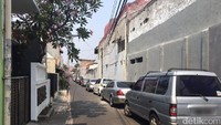 Ini potret di jalan yang ada di Kampung Melayu Barat, Tebet. Jalanan ini memang ujung buntu. Namun badan mobil menutupi sebagain besar jalanan kampung.