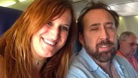 Terakhir, ada seorang traveler wanita yang berhasil foto bareng aktor Nicholas Cage di bangku pesawat. Ekspresi Nicholas pun tampak sangat lelah, mungkin karena pekerjaan? (EffThisImOut/Reddit)
