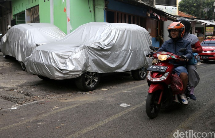 Pemprov DKI Jakarta sedang mensosialisasikan Peraturan Daerah (Perda) Nomor 5 Tahun 2014 Pasal 140 terkait pemilik kendaraan bermotor wajib mempunyai garasi. Sebab masih banyak pemilik mobil yang tidak memiliki garasi sehingga kendaraannya diparkir di bahu jalan. Seperti yang terlihat di Jalan Kampung Melayu Kecil, Bukit Duri, Jakarta, Selasa (12/9/2017).