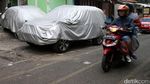 Foto: Tak Punya Garasi, Bahu Jalan pun Jadi Tempat Parkir