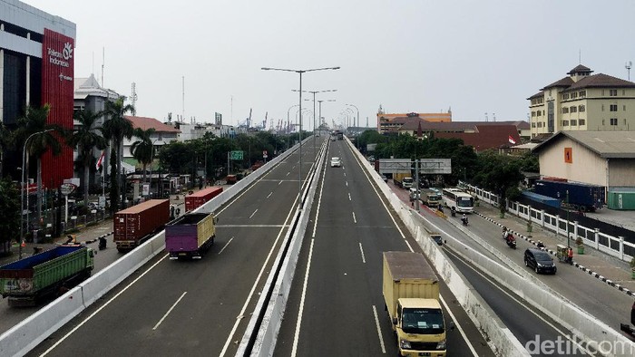 Gerbang Tol Kebon Bawang, Tanjung Priok, Jakarta Utara terlihat lengang. Jalan penghubung ke Pelabuhan Tanjung Priok ini diketahui memang masih digratiskan.