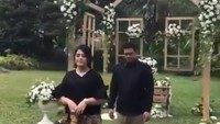 Sesi pemotretan prewedding Kahiyang dan Bobby disebarkan oleh sejumlah akun Instagram. Keduanya terlihat begitu romantis dengan pakaian berwarna hitam.