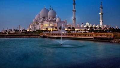 Foto: Masjid Putih Cantik Langganan Selebriti Dunia