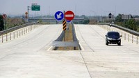 Jalan tol yang membentang dari Mojokerto bagian utara hingga Jombang bagian barat ini dilengkapi fasilitas pengaman pada pagar jalan berupa wire rope di median. (Kementerian PUPR).