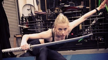 Dalam postingannya di Instagram, Amber kerap memamerkan ia berusaha keras berlatih untuk mendapatkan peran itu. Foto: Instagram Amber Heard