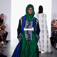 Warna-warna yang dihadirkan tak seluruhnya hitam tapi juga dipadankan dengan palet lain layaknya biru dan hijau. Foto: Getty Images