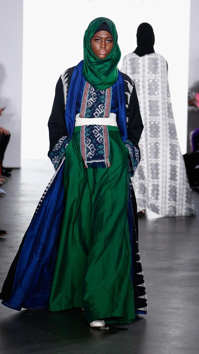 Warna-warna yang dihadirkan tak seluruhnya hitam tapi juga dipadankan dengan palet lain layaknya biru dan hijau. Foto: Getty Images