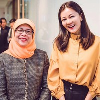Sementara pada kesempatan kali ini, Halimah Yacob berbusana formal dengan kerudung oranye. Halimah akan dilantik menjadi Presiden Singapura pada Rabu (13/9) besok setelah dinyatakan sebagai satu-satunya kandidat yang memenuhi syarat. Foto: Dok. Instagram @halimahyaccob