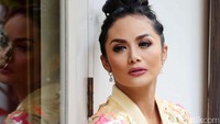 Pulasan makeup dan gaya rambut cepol ke atas membuatnya tampak semakin menawan. Pool/Ismail/detikFoto.