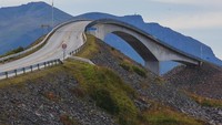 Jembatan sepanjang 8 kilometer ini adalah salah satu yang terpanjang dari delapan jembatan yang terhubung di Atlantic Road, menghubungkan kota Kristiansund dan kota Molde diatas Samudera Atlantik (Thinkstock)
