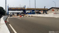 Lantaran sepi lalu lintas dan tak perlu berhenti di pintu tol, kendaraan pun melaju dengan kecepatan tinggi. Apalagi jika melihat posisi gerbang tol yang tepat berada selepas tanjakan begitu keluar dari tol dalam kota.