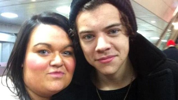 Selain Selena Gomez, seorang traveler beruntung yang bernama Ashleigh Atkinson juga sempat bertemu dengan penyanyi sekaligus selebriti Harry Styles (Ashleigh Atkinson/Twitter) Selain Selena Gomez, seorang traveler beruntung yang bernama Ashleigh Atkinson juga sempat bertemu dengan penyanyi sekaligus selebriti Harry Styles (Ashleigh Atkinson/Twitter)
