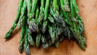 Sebagai sayuran prebiotik, asparagus mempunyai zat asam folat yang dapat mengubah gula darah menjadi energi yang diperlukan tubuh. Sekaligus mampu mempercepat pembakaran lemak visceral dengan cepat. Foto: Istimewa