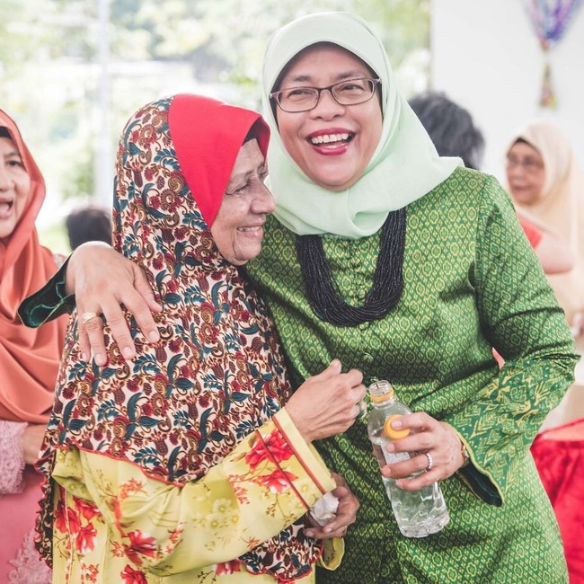 Berbeda dengan sebelumnya, Halimah Yacob memakai hijab bernuansa hijau. Kalung panjang warna hitam pun mampu memberikan kesan yang lebih atraktif. Foto: Dok. Instagram @halimahyaccob