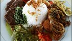 Amboi! Sedapnya 10 Nasi Padang Enak Berlauk Komplet yang Wajib Dicoba!