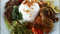 Pondok Djaja merupakan rumah makan Minang yang legendaris di Jakarta. Rumah makan milik Sjoffian Chaedir ini sudah buka sejak tahun 1969. Ada di Jalan Hasyim Ashari No. 13, Anda bisa menikmati ayam goreng dengan taburan serundeng dengan gulai gurih. Aduh apalagi disuap dengan nasi hangat. Mantap! Foto: Istimewa