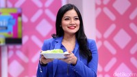Titi saat tampil di acara Brownis di Trans TV, Kapten Tendean, Jakarta Selatan pada Selasa (12/9).